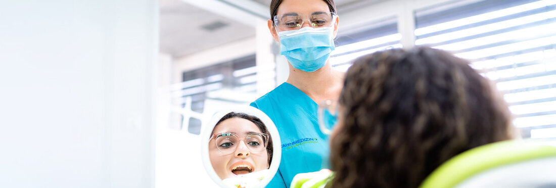 Zahnreinigung durch Dentalhygieniker*in